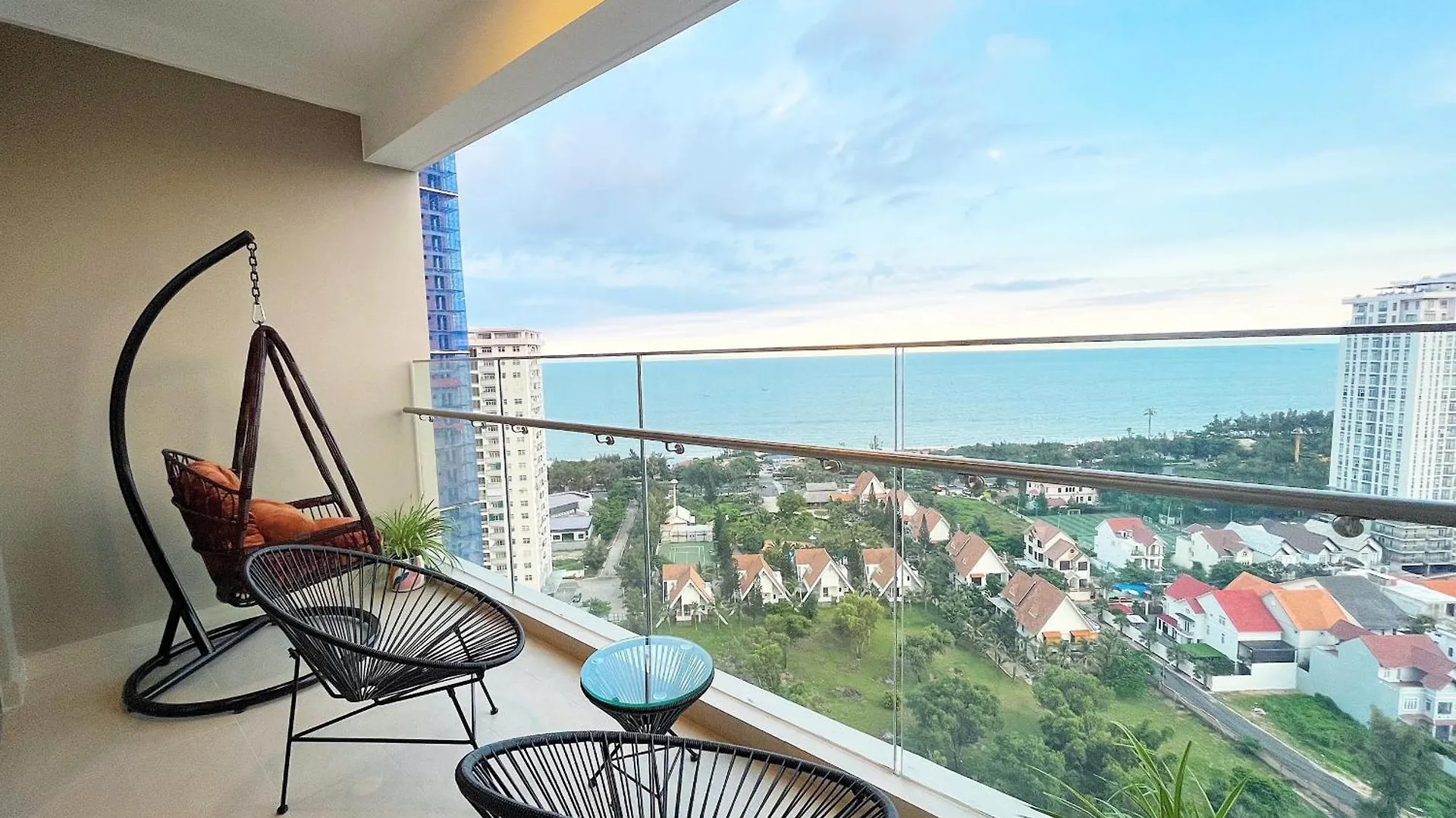 The Song Vung Tau Condotel: 5-Star Beachfront with Infinity Pool 0*,